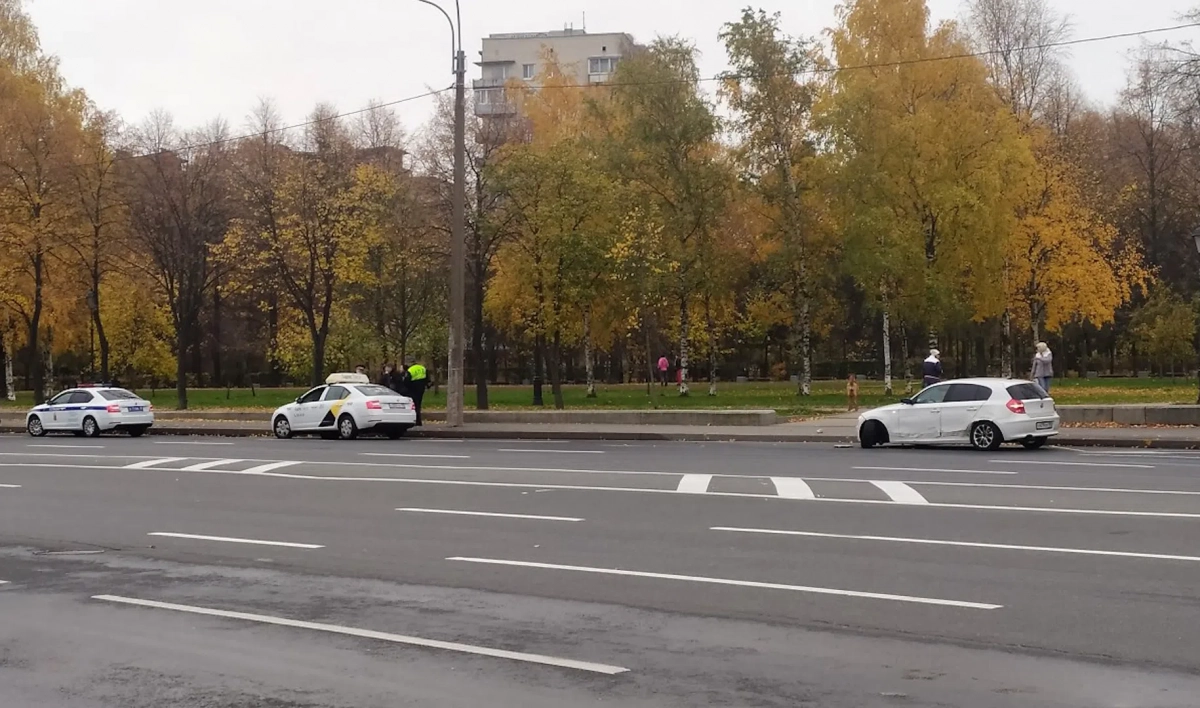 На Уральской улице столкнулись такси и BMW - tvspb.ru