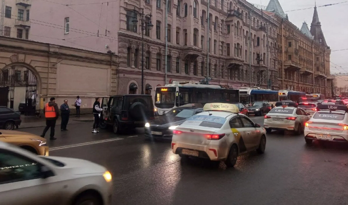 Пять троллейбусов встали в пробку на Кирочной из-за аварии с иномаркой - tvspb.ru