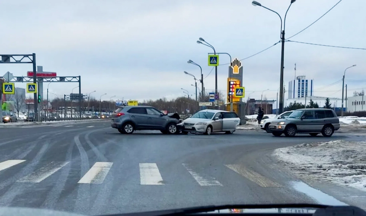 На перекрестке Дунайского проспекта и Малой Карпатской улицы столкнулись два водителя - tvspb.ru