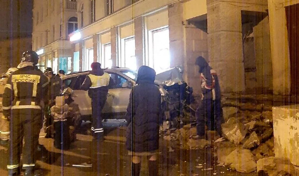Пьяный водитель влетел в дом и насмерть сбил пешехода на Седова - tvspb.ru