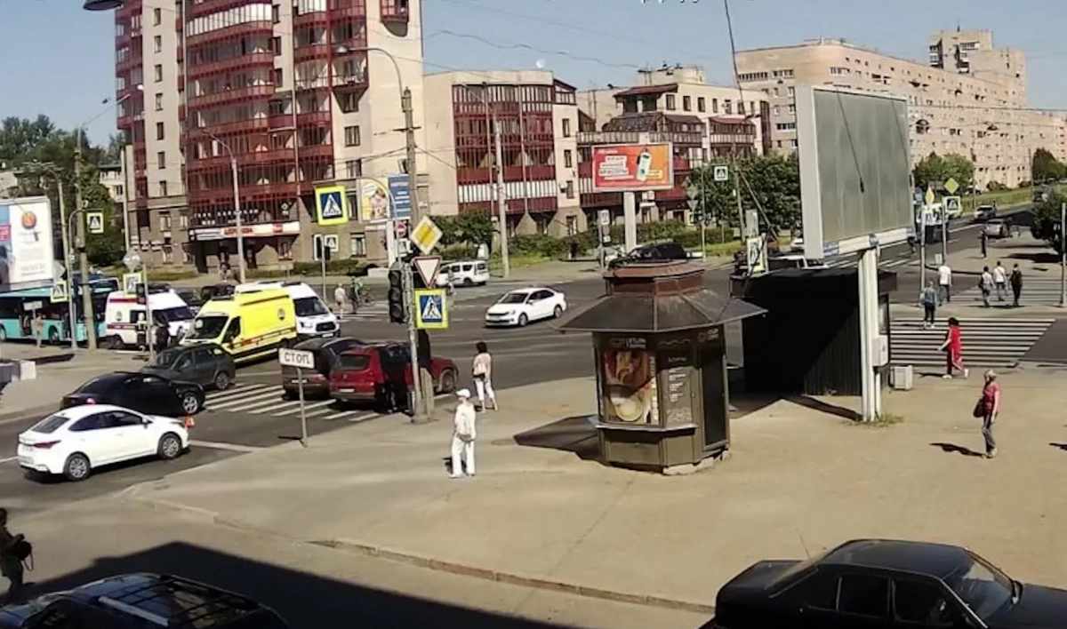Маршрутка врезалась в автобус на Ленинском проспекте - tvspb.ru