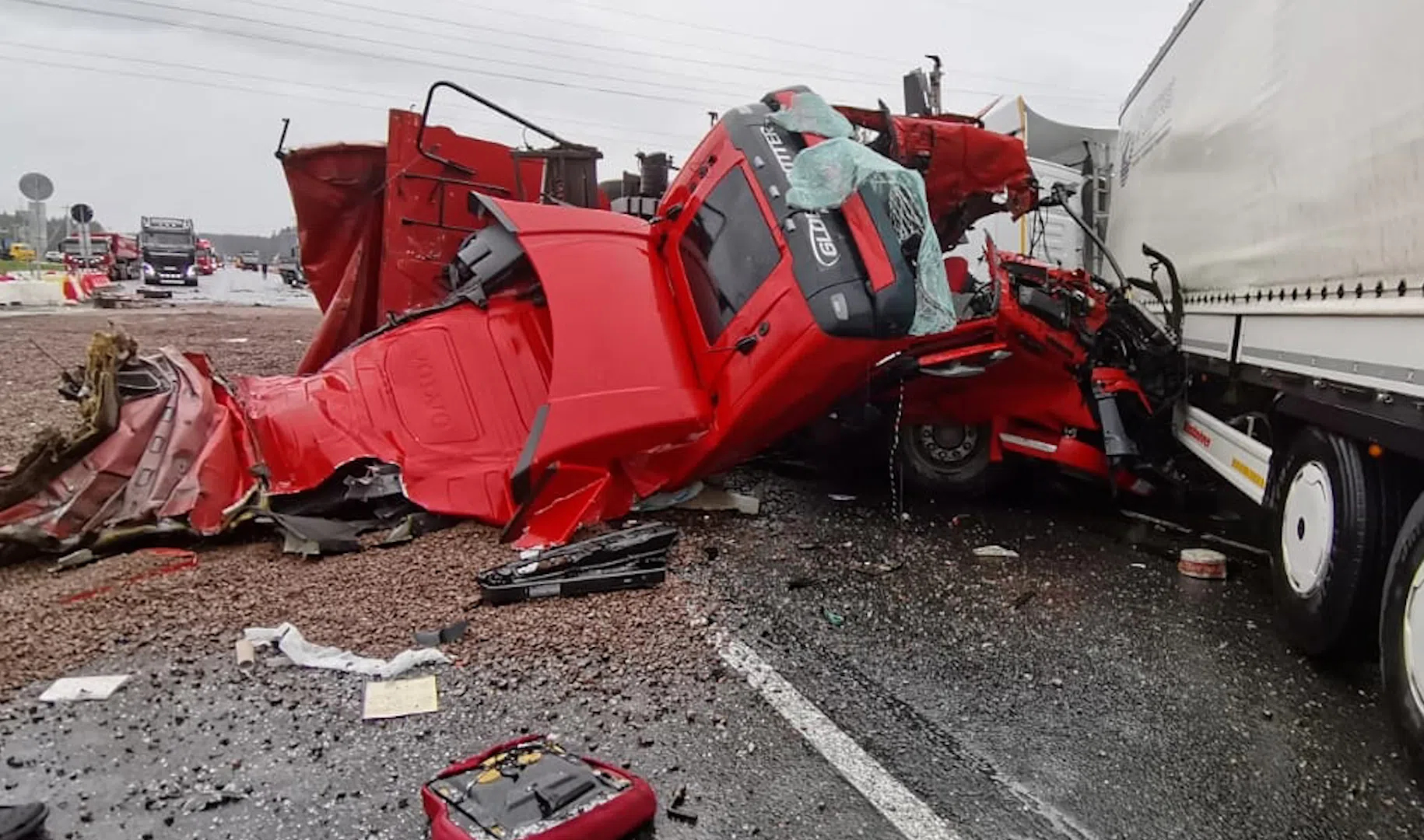 Кабина самосвала разлетелась на куски после столкновения с фурой на ...