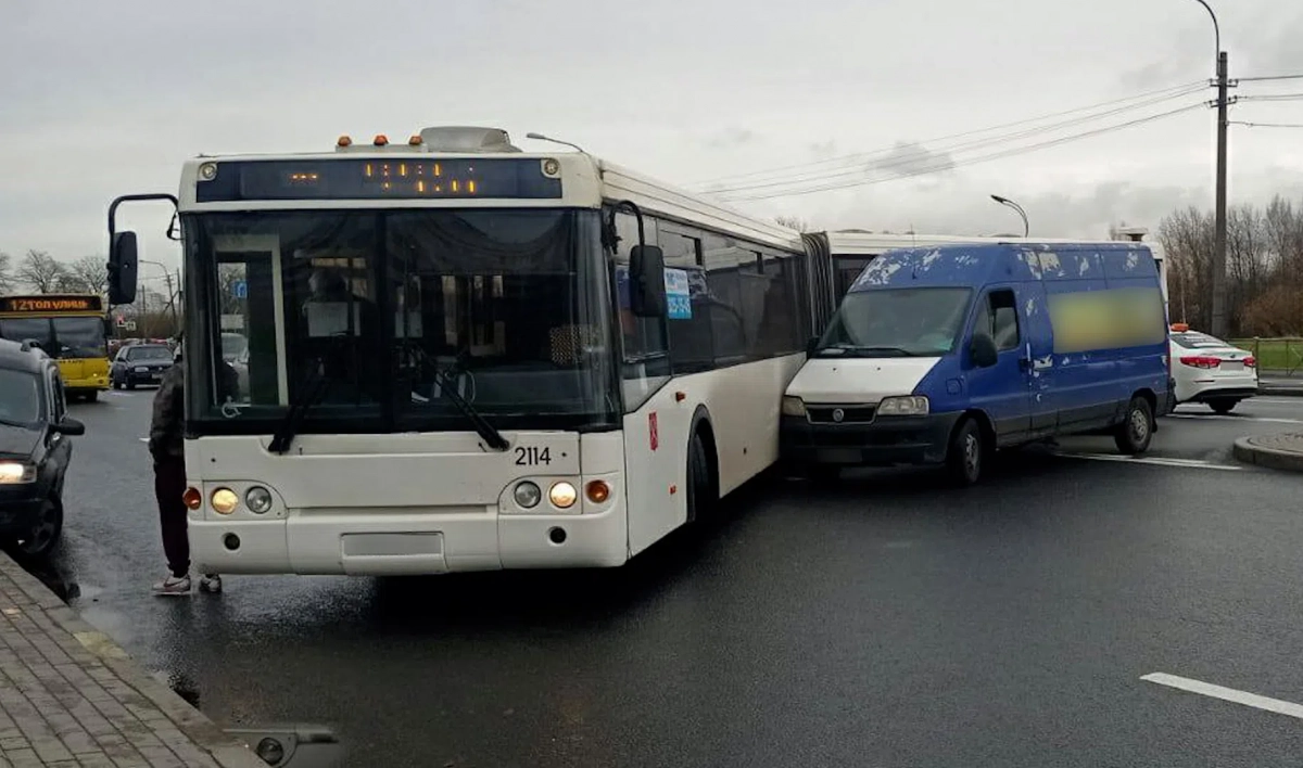 Автобус и «Фиат» заблокировали Лужскую улицу - tvspb.ru