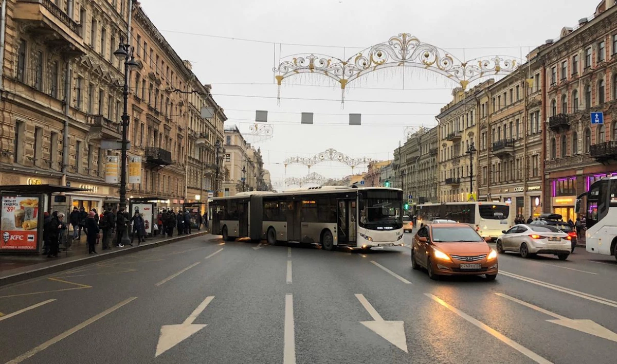 На Невском проспекте образовалась пробка из-за ДТП с автобусом | Телеканал  Санкт-Петербург