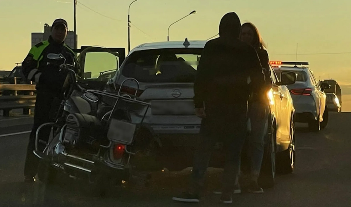 Водитель мотоцикла попал в больницу после столкновения с каршеринговым авто - tvspb.ru