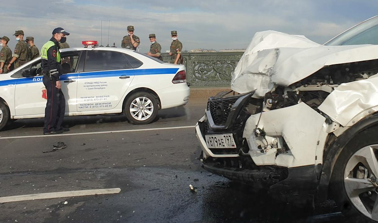 На Литейном мосту пьяный на каршеринге устроил тройное ДТП с пострадавшими  | Телеканал Санкт-Петербург