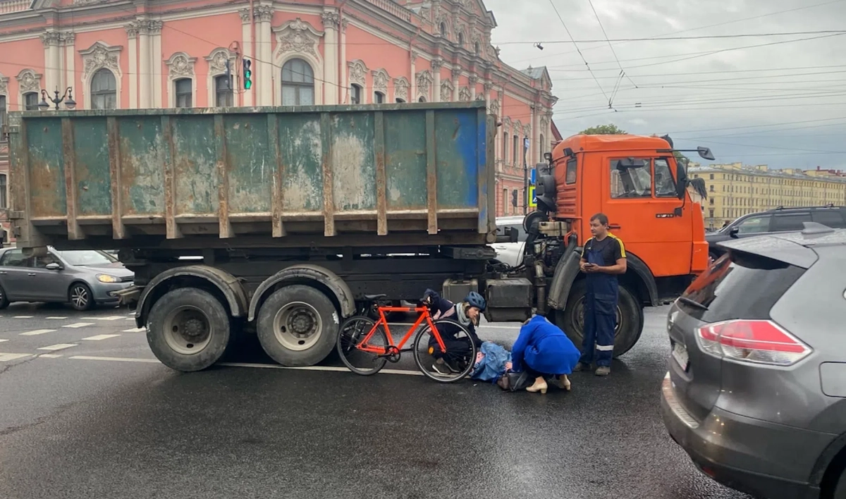 На Аничковом мосту грузовик сбил девушку на велосипеде - tvspb.ru