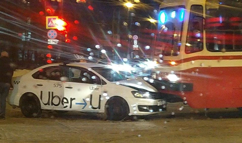 На Сердобольской улице автомобиль такси попал под трамвай - tvspb.ru