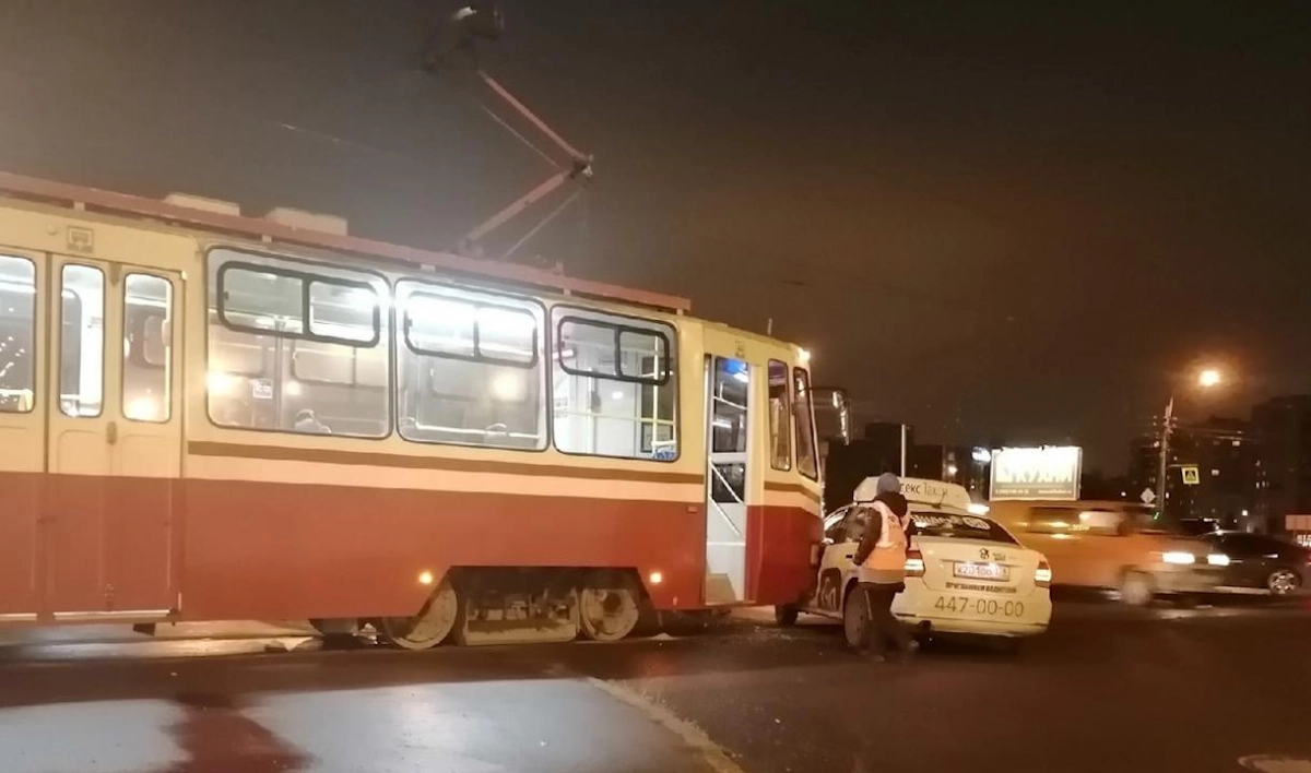 В Петербурге машина такси попала под трамвай - tvspb.ru
