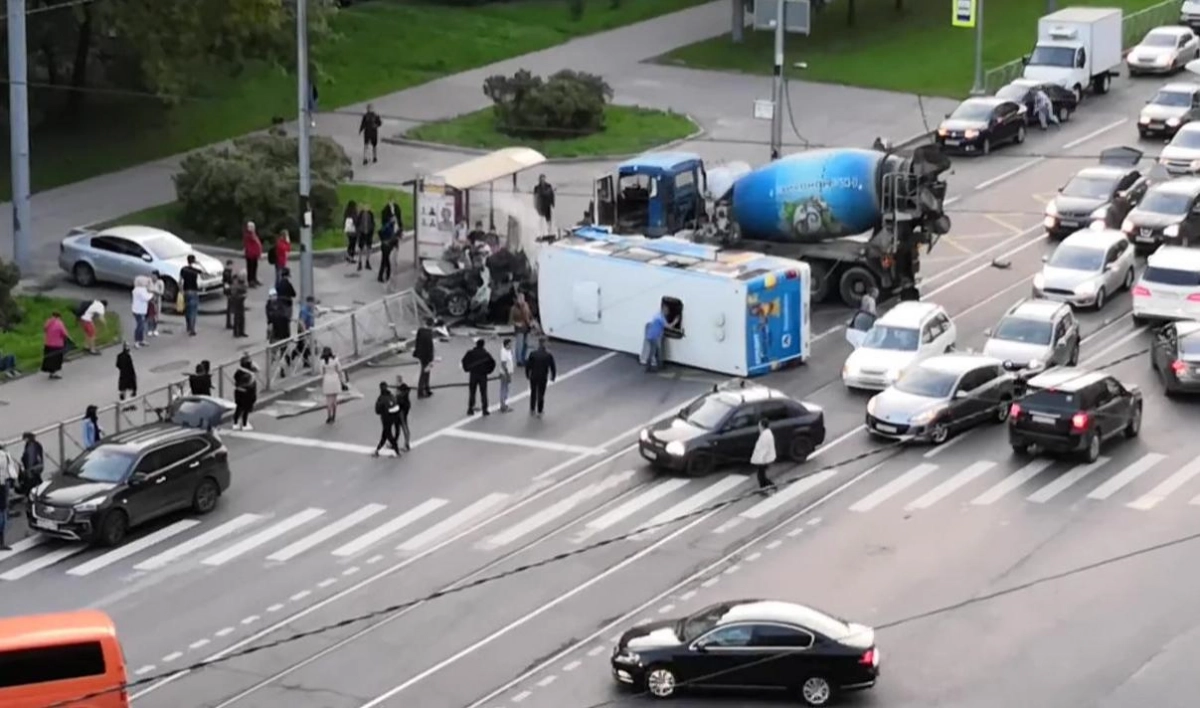 ДТП с двумя погибшими на Шлиссельбургском проспекте сняла камера наружного наблюдения - tvspb.ru
