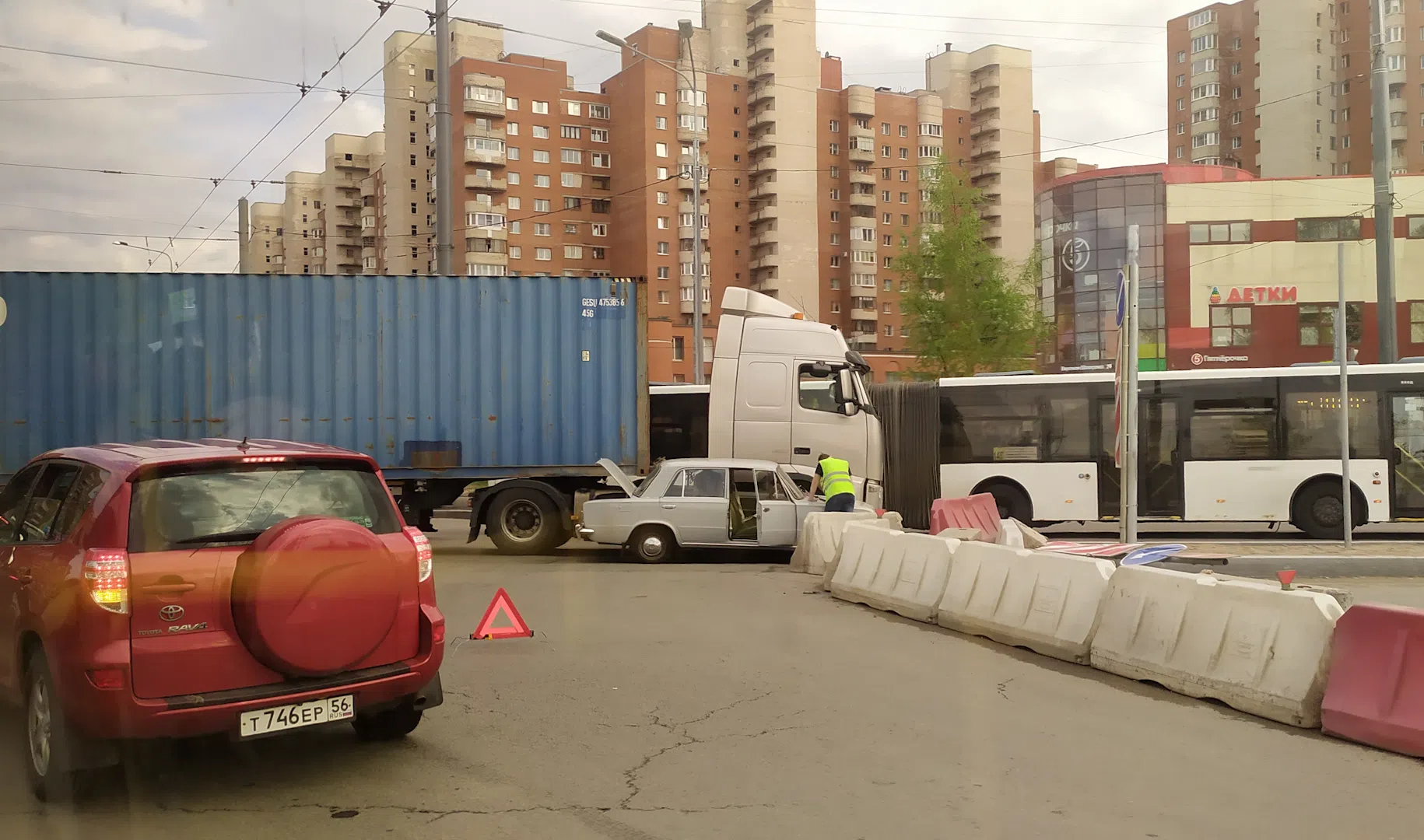 На перекрестке Ветеранов и Жукова фура перекрыла дорогу в сторону метро |  Телеканал Санкт-Петербург