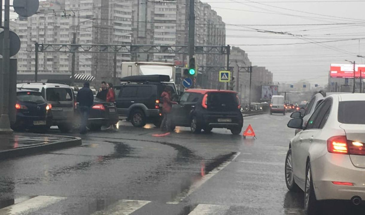 У метро «Пионерская» столкнулись четыре автомобиля | Телеканал Санкт- Петербург