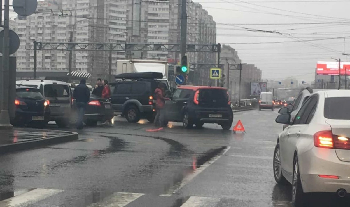 У метро «Пионерская» столкнулись четыре автомобиля | Телеканал  Санкт-Петербург