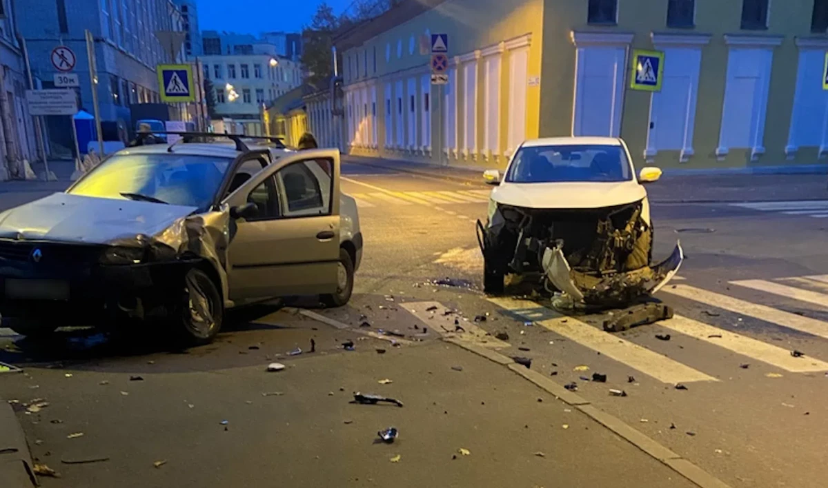 Две легковушки разбились в ДТП на перекрестке Сердобольской и Лисичанской |  Телеканал Санкт-Петербург