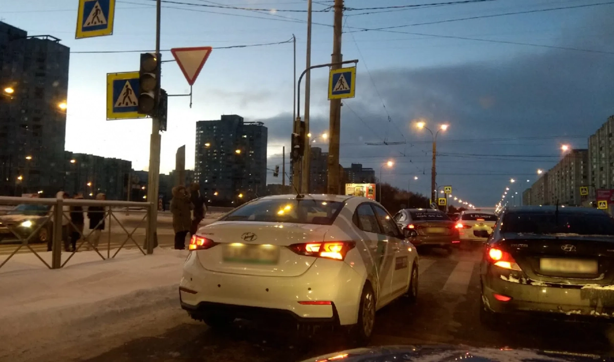 ДТП, потухший светофор и брошенный каршеринг мешают автомобилистам на Наличной улице - tvspb.ru
