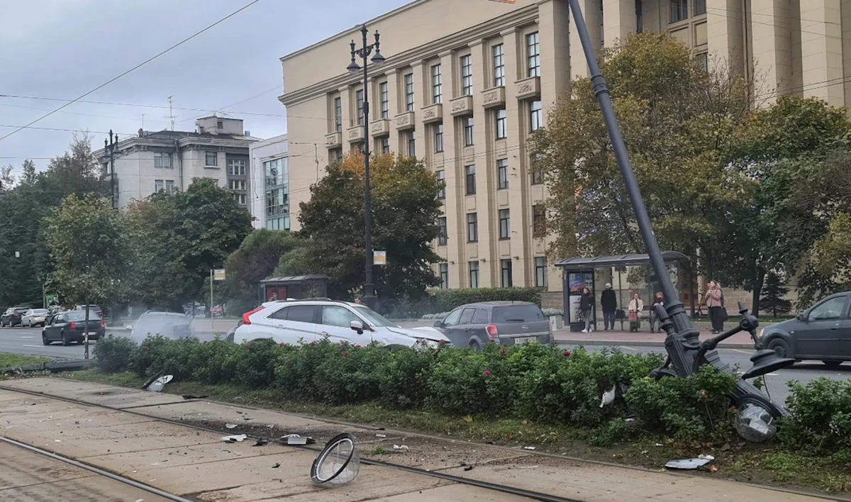 Три авто снесли два фонаря на перекрестке Московского проспекта и Благодатной улицы - tvspb.ru