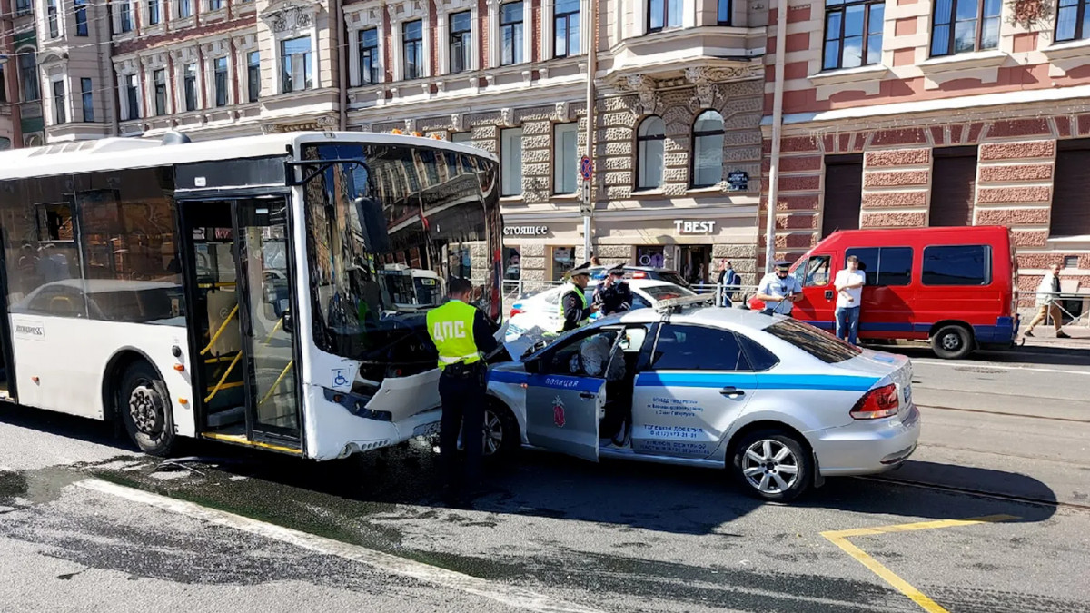 У метро «Василеостровская» автомобиль ДПС врезался в автобус, уходя от  столкновения с иномаркой | Телеканал Санкт-Петербург