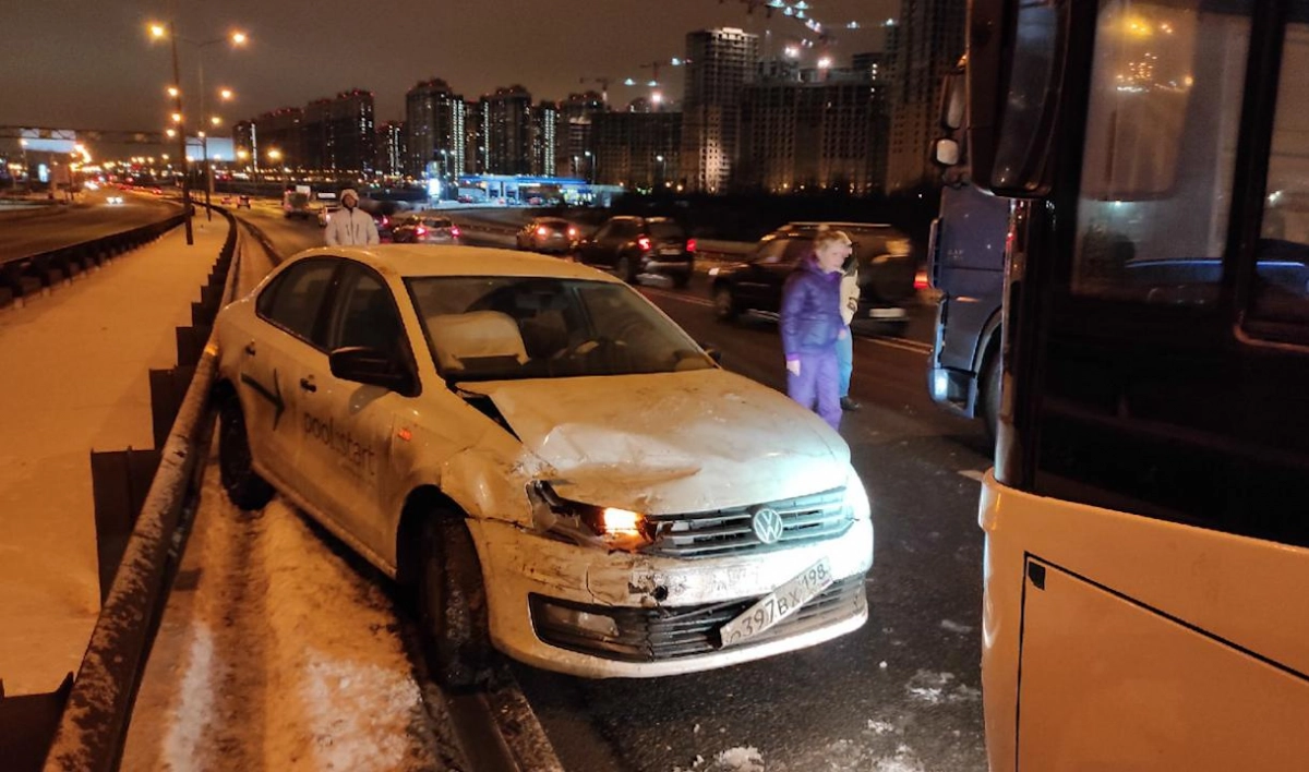 Автобус и каршеринг столкнулись на проспекте Энгельса - tvspb.ru