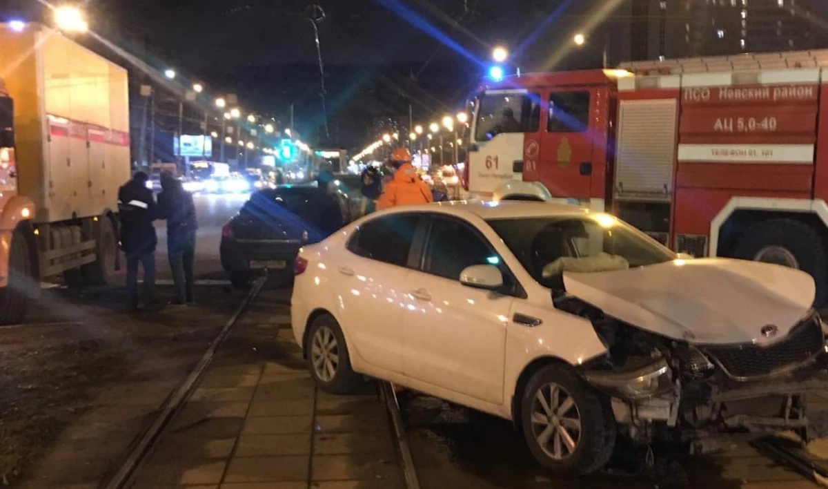Движение трамваев остановилось из-за аварии на улице Коллонтай - tvspb.ru