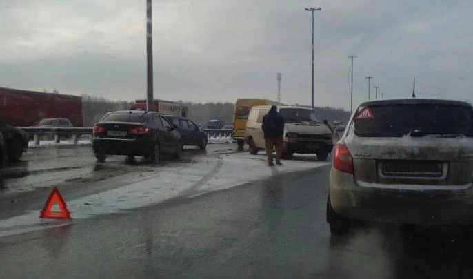Пробка в 8 километров собралась на КАД из-за трёх аварий - tvspb.ru