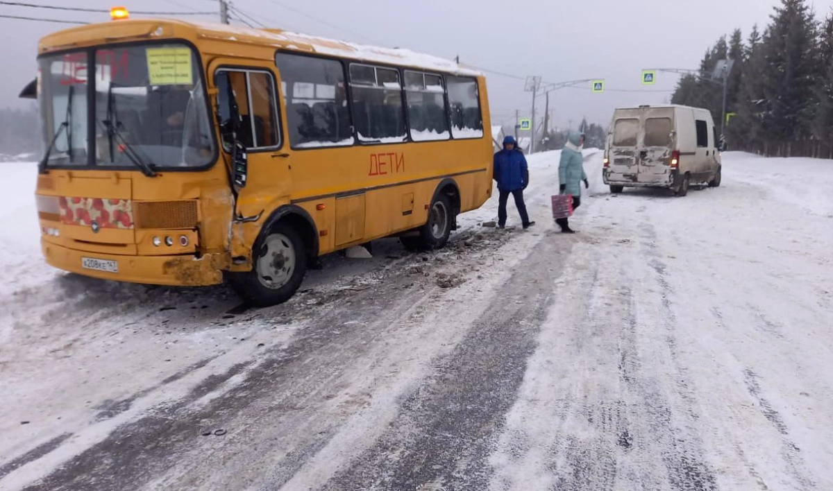 В Ломоносовском районе фургон влетел в школьный автобус - tvspb.ru