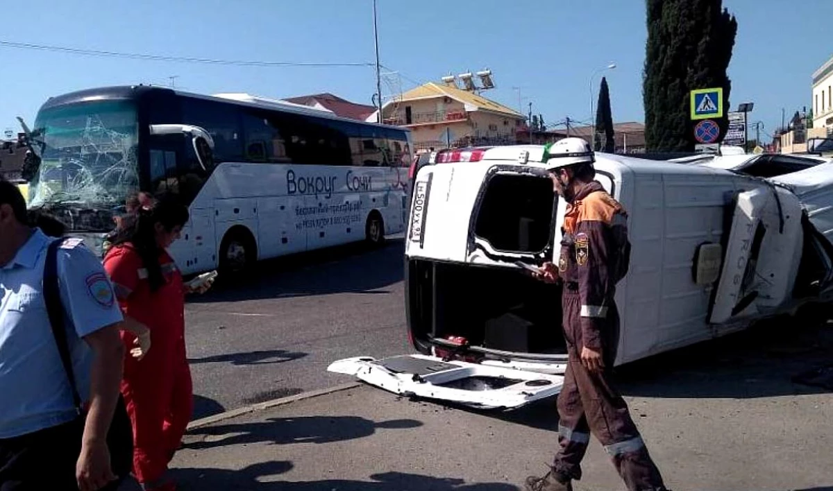 ДТП с двумя туристическими автобусам в Сочи попало на видео | Телеканал  Санкт-Петербург