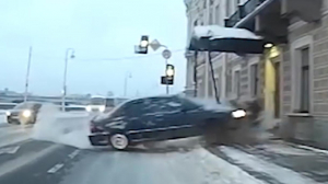 Почему автомобиль влетел в крыльцо особняка Кушелева-Безбородко