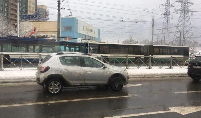 Автобус с троллейбусом попали в ДТП на улице Передовиков - tvspb.ru