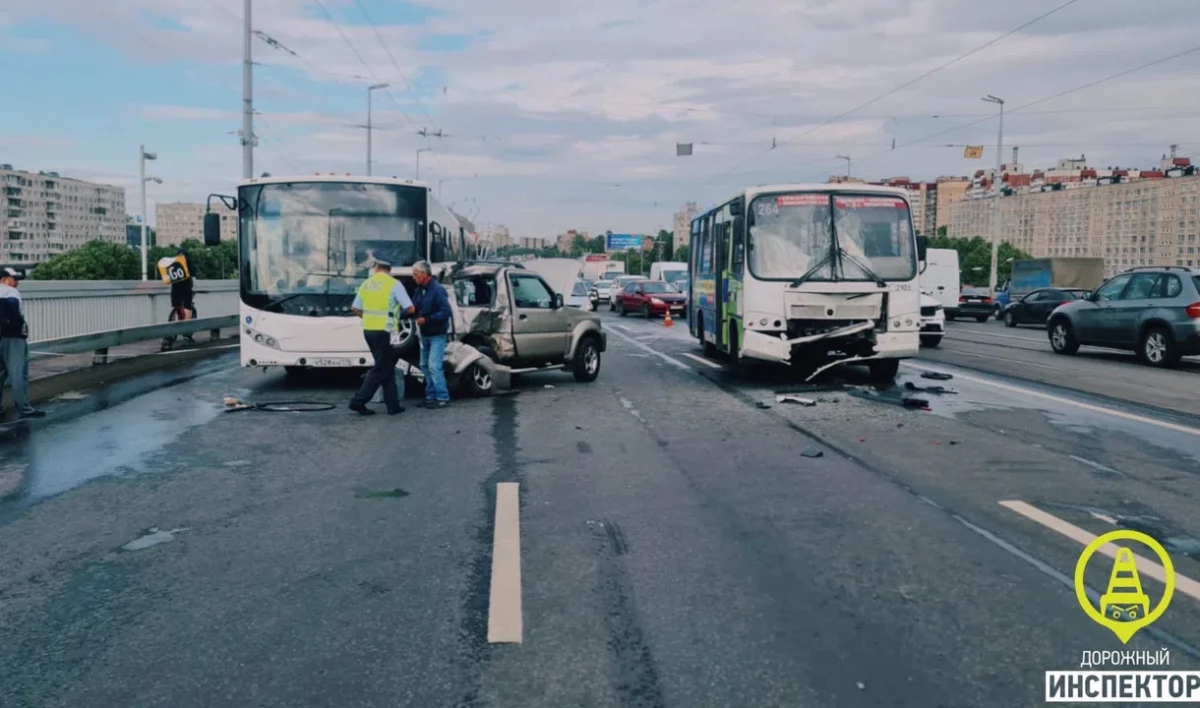 На Володарском мосту легковушка врезалась в автобус и маршрутку, есть пострадавшие - tvspb.ru