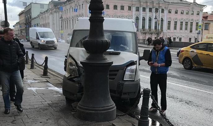 На Невском проспекте машина влетела в столб - tvspb.ru