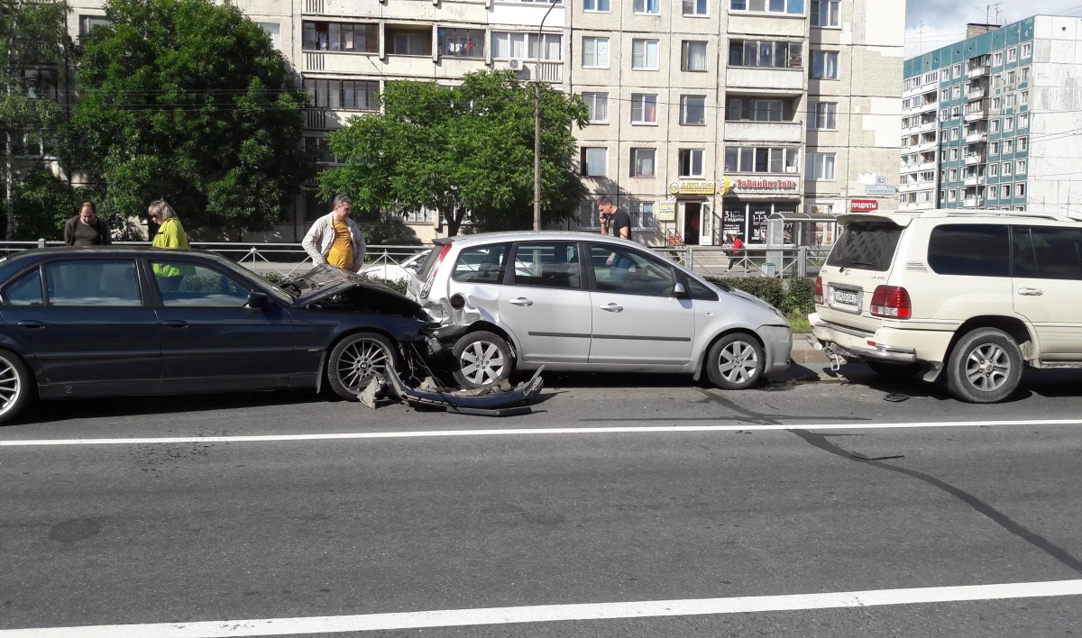 Пьяный водитель спровоцировал ДТП на проспекте Луначарского и получил по лицу - tvspb.ru