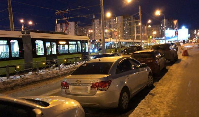 Автомобиль столкнулся с новым трамваем «Чижик» - tvspb.ru