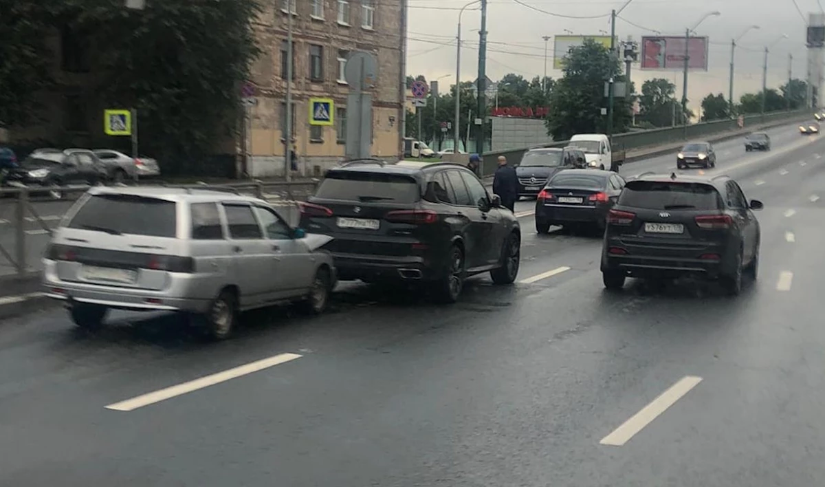 «Лада» врезалась в BMW перед Невским путепроводом - tvspb.ru