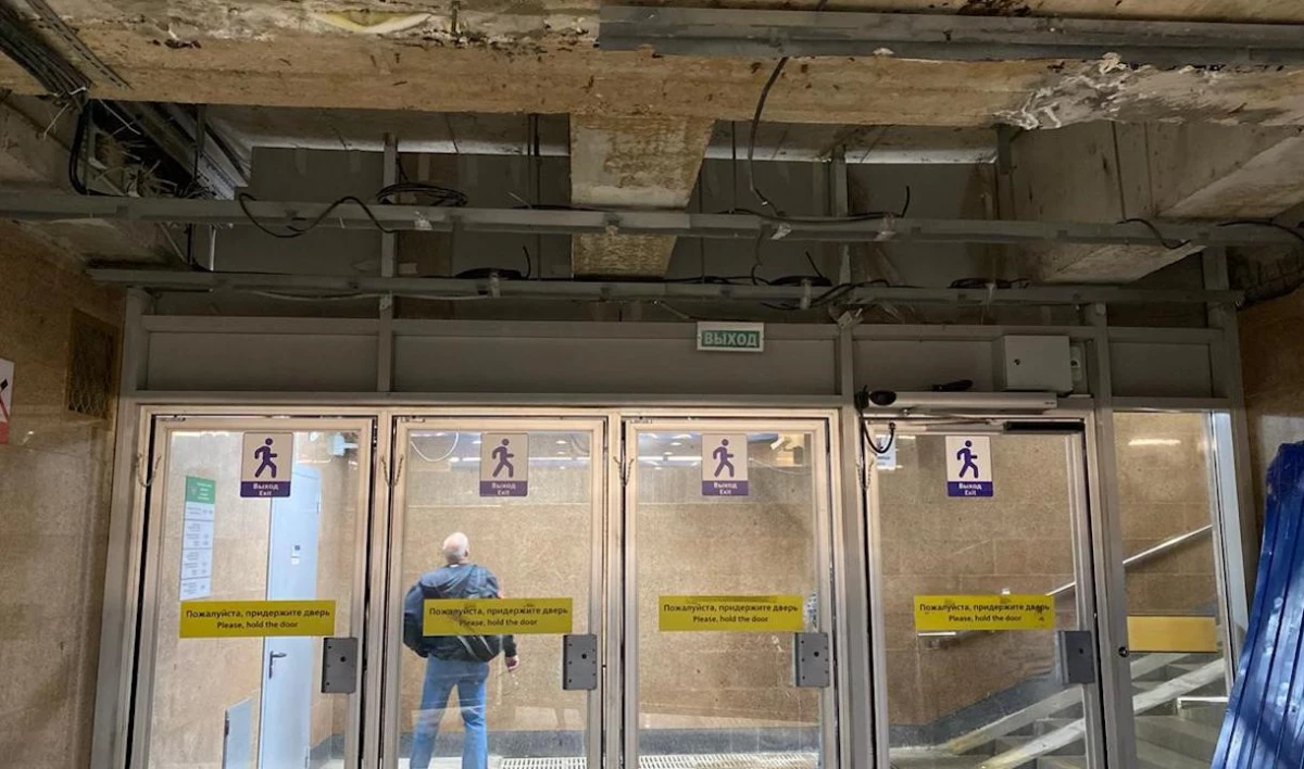 На станции «Дунайская» начали монтировать облицовку потолка - tvspb.ru
