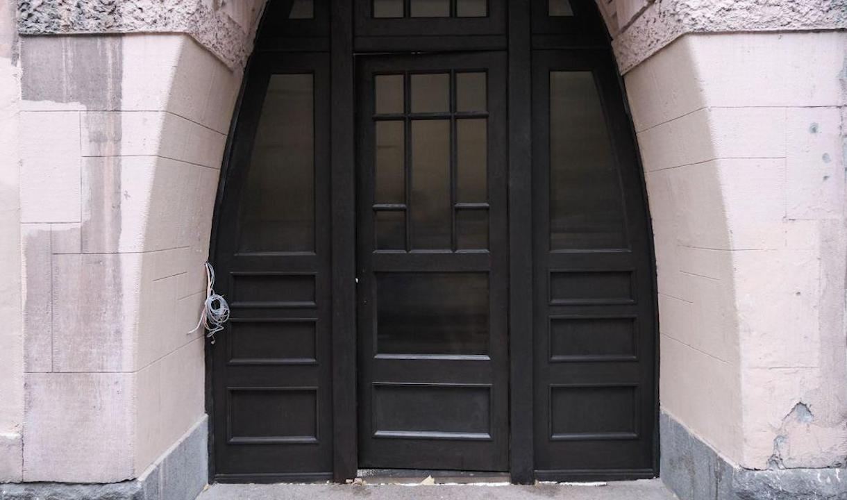 В доходном доме Эрлиха и Эттингера восстановили утраченную историческую парадную дверь