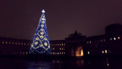 На Дворцовой площади зажгли главную елку Северной столицы