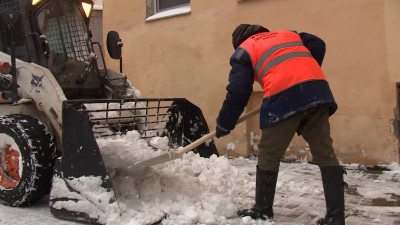 В Центральном районе на борьбу со снегом вышли 573 дворника