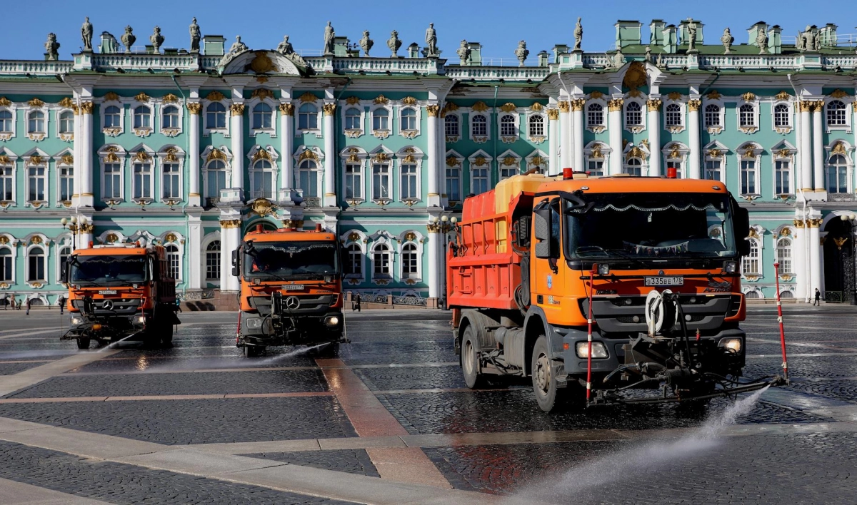 Дворцовую площадь очистили от пыли и вымыли - tvspb.ru
