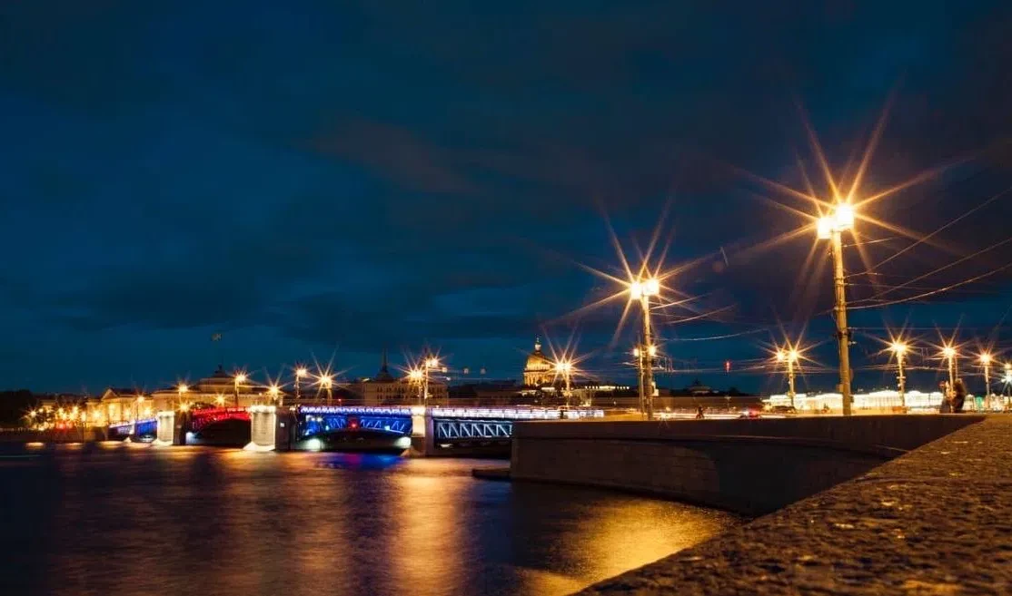 Дворцовый мост и Большой проспект П.С. окрасятся в цвета триколора в честь Дня флага РФ - tvspb.ru