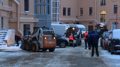 Как чистят петербургские дворы