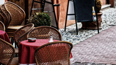В Петербурге упростили порядок размещения выносных столиков летних кафе