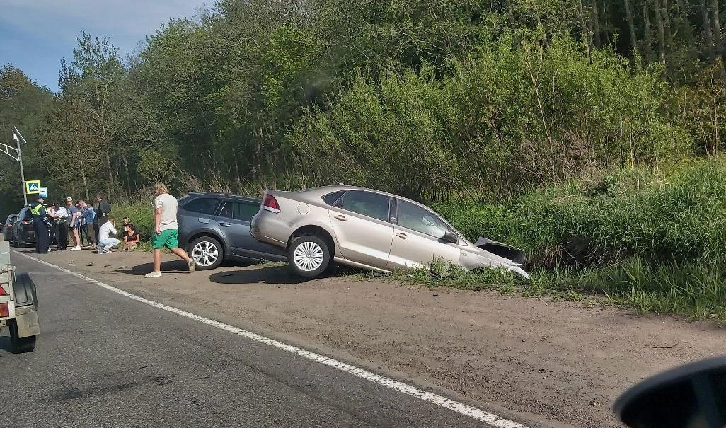 На Краснофлотском шоссе два автомобиля улетели в кювет - tvspb.ru