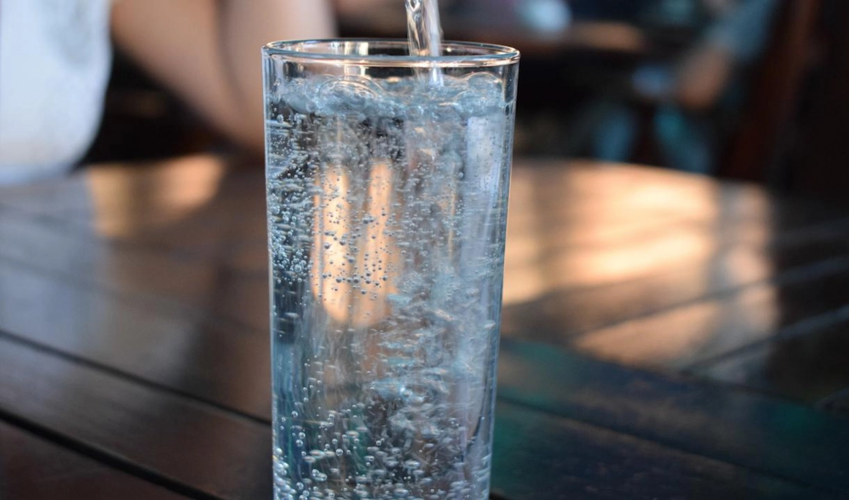 Петербургский диетолог рассказал, какую воду нужно пить на жаре - tvspb.ru