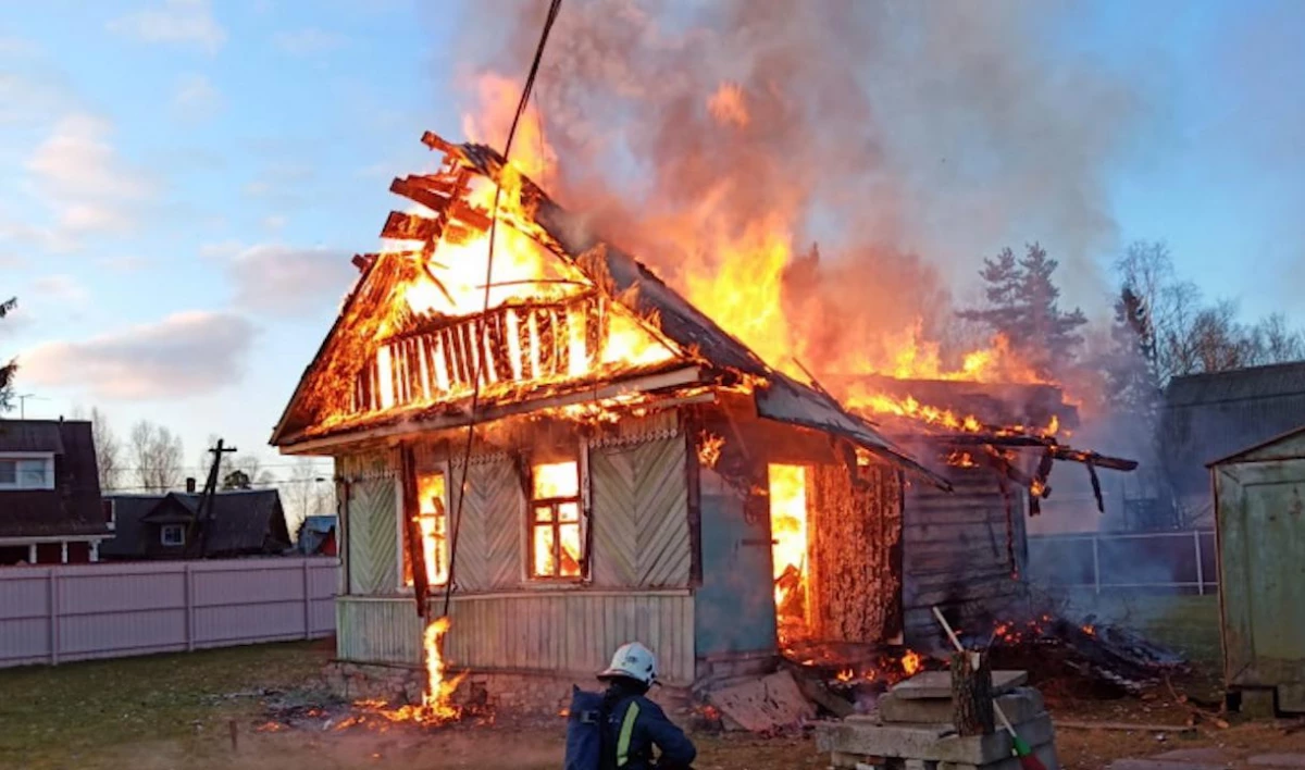 Спасатели за час потушили частный дом во Всеволожском районе - tvspb.ru