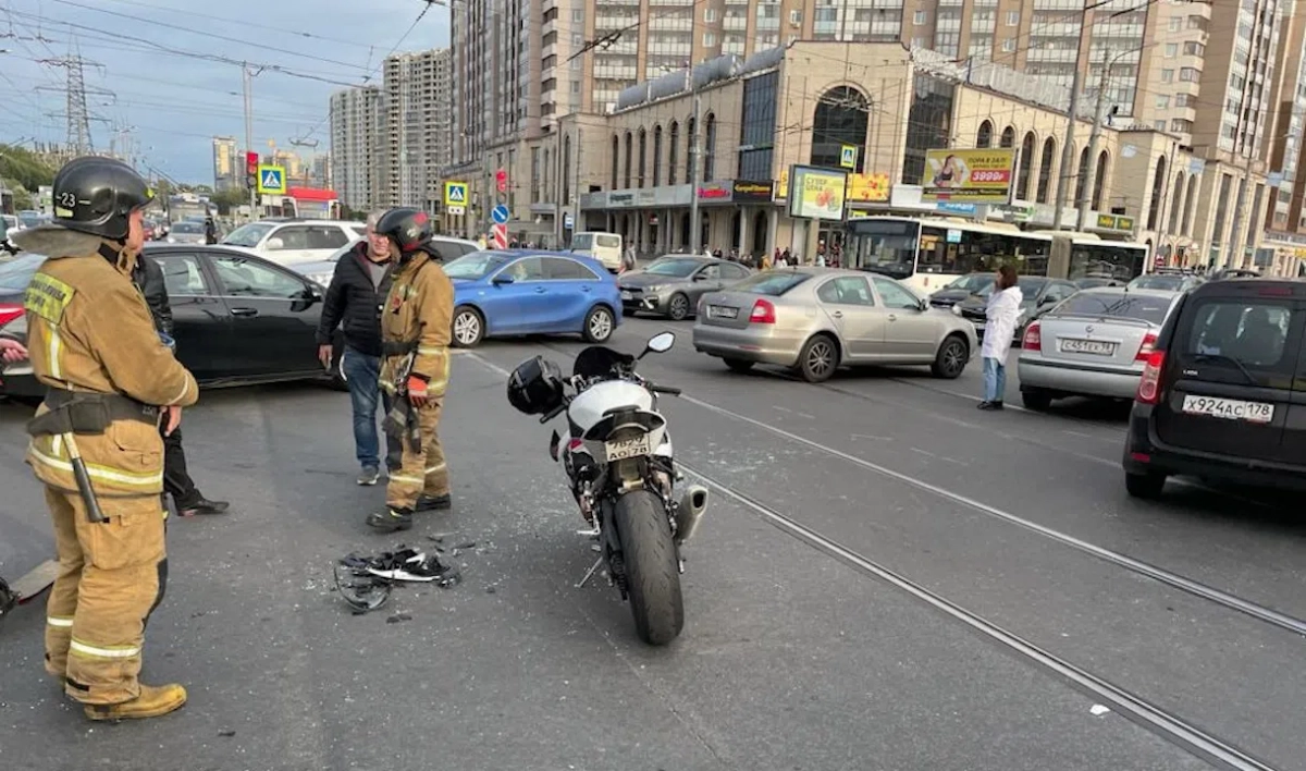 Мотоциклист госпитализирован после столкновения со «Шкодой» у метро «Пионерская» - tvspb.ru