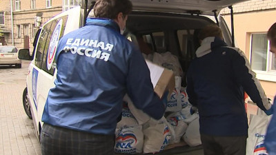 Поликлинике №34 Петроградского района передали 120 продуктовых наборов и 1000 защитных масок