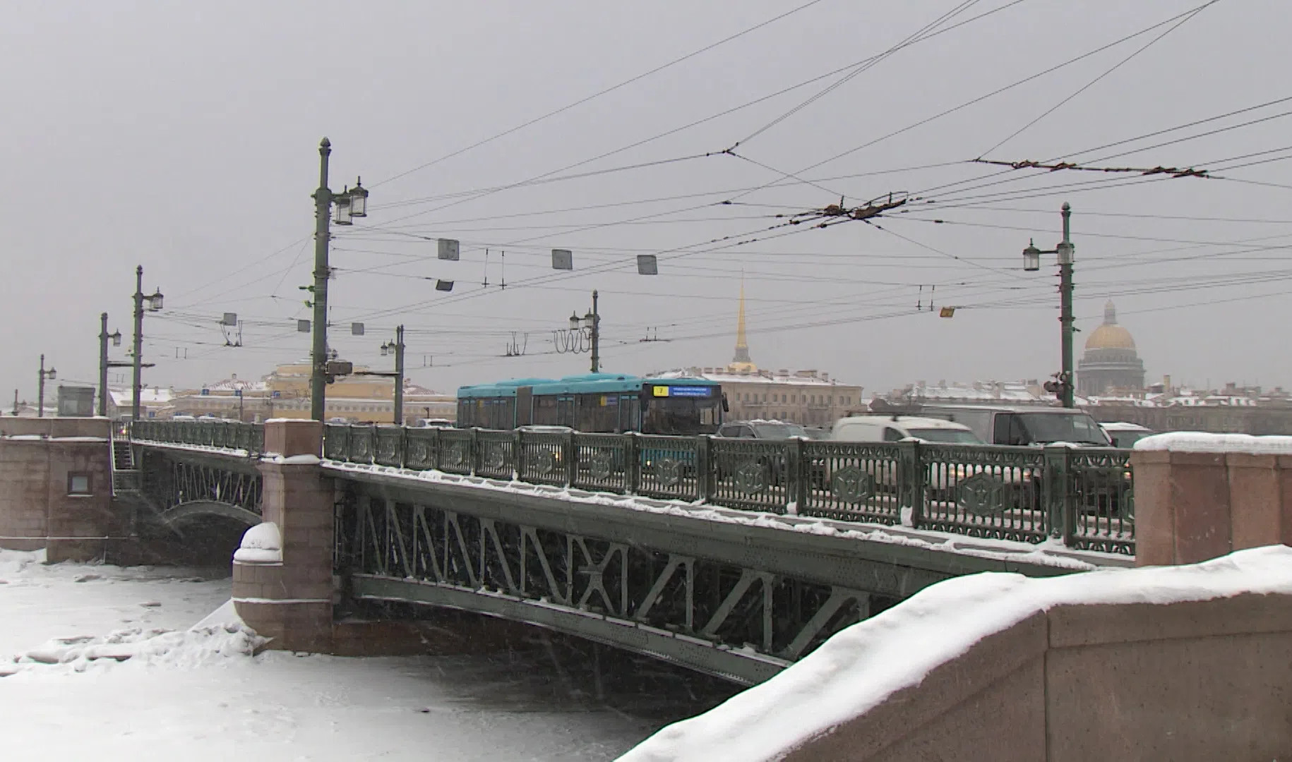 В петербурге ожидают. Питер дождь мост. ветер в петербурге. мороз в спб.
