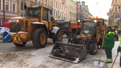 Каждый день магистрали и тротуары Петербурга очищают от снега больше тысячи дворников