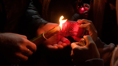 В пасхальную ночь в Казанский собор из Иерусалима доставили частицы Благодатного огня