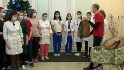 Более 300 новогодних подарков передали «Волонтеры-медики» врачам Мариинской больницы